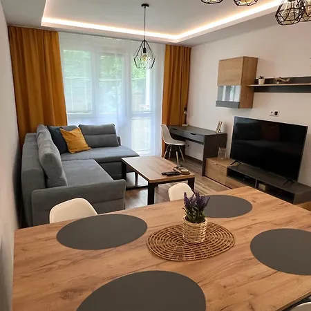 R&l Svermova - 2 Min Esc, Balcony Apartment