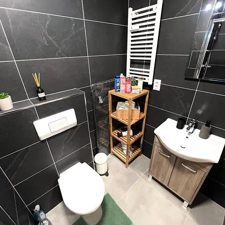 R&l Svermova - 2 Min Esc, Balcony Banska Bystrica