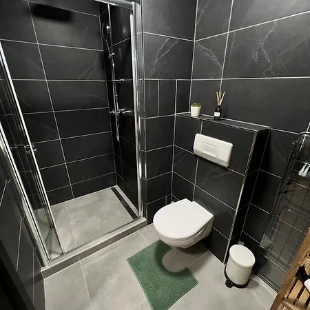 Daire R&l Svermova - 2 Min Esc, Balcony Banská Bystrica