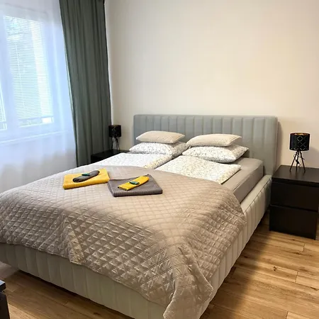 R&l Svermova - 2 Min Esc, Balcony 아파트 반스카비스트리카