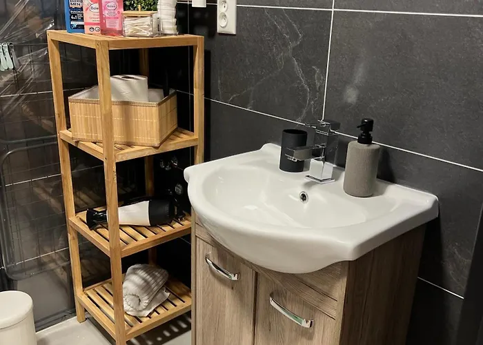 R&l Svermova - 2 Min Esc, Balcony *