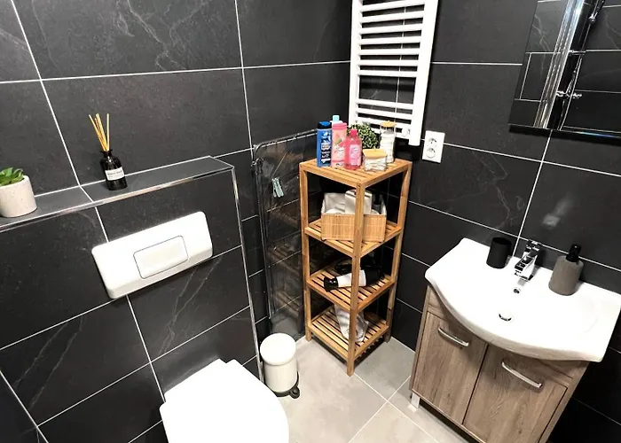 R&l Svermova - 2 Min Esc, Balcony 반스카비스트리카