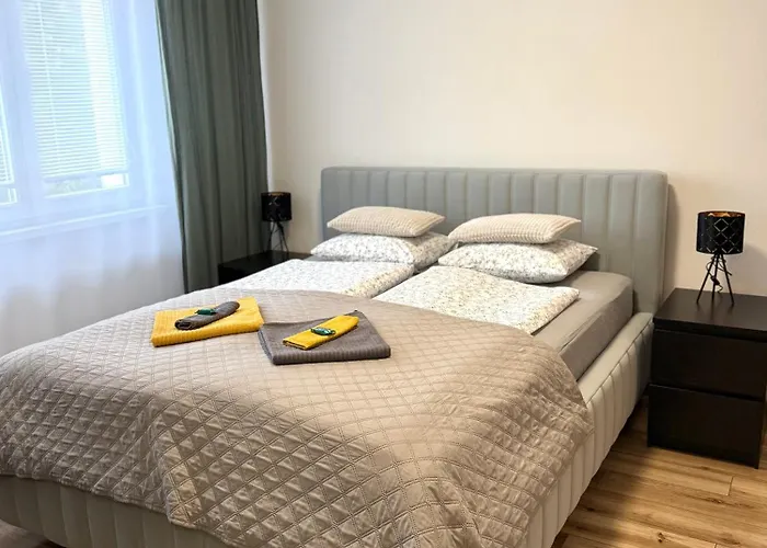 R&l Svermova - 2 Min Esc, Balcony 아파트 반스카비스트리카